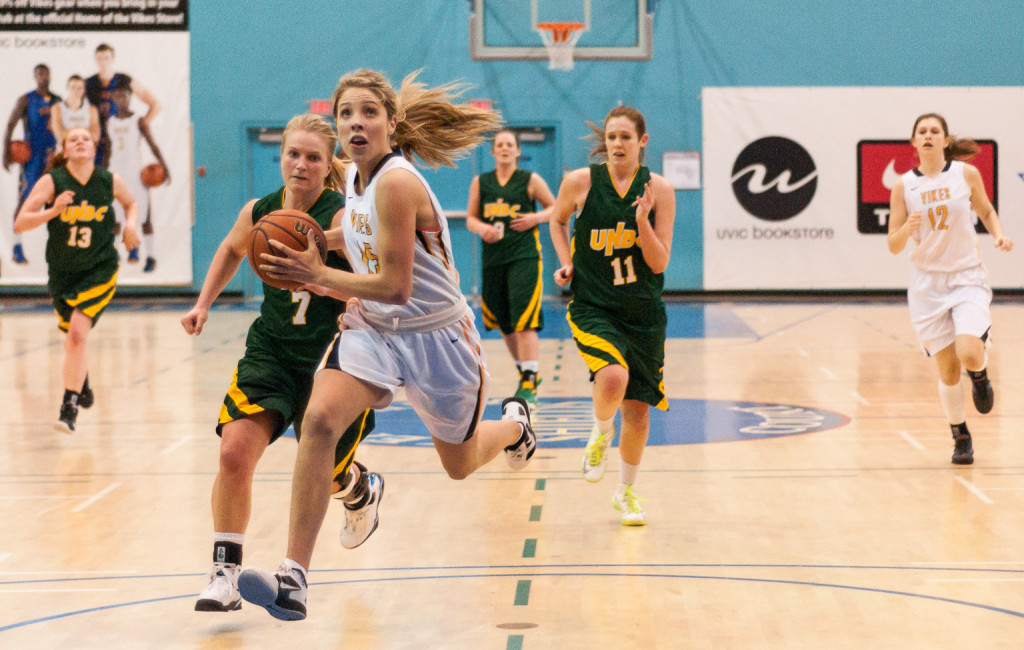 Vike Chelsea McMullen breaks away from a pack of University of Northern B.C. Timberwolves on Feb. 1, 2013. — Hugo Wong (Photo)