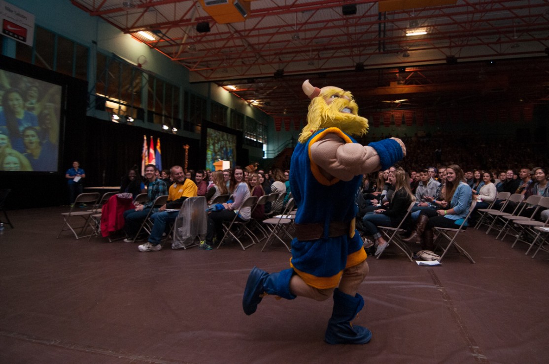 Thunder, the UVic mascot, pumps up the crowd at the end of New Student Welcome.