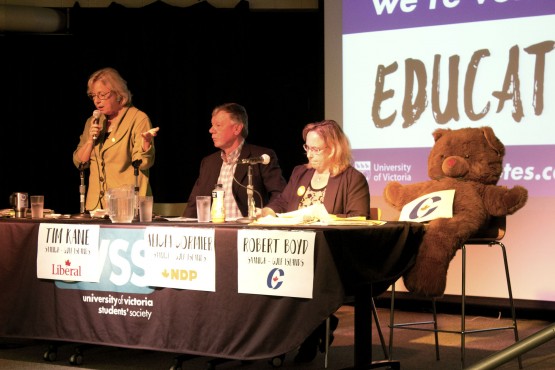 From L to R: Elizabeth May, Tim Kane, Alicia Cormier, and Teddy Bear Proxy were all in attendance for the Saanich-Gulf Islands district debate on Oct. 7. Photo by Sarah Lazin. 