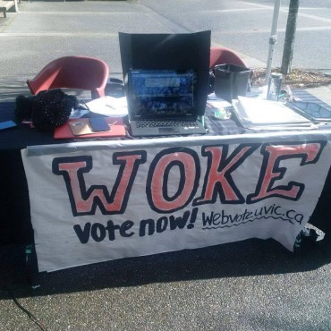 This Woke UVic polling station with a laptop available for students has been set up outside the SUB. Photo via UVic Students for Free Speech & Accountability 