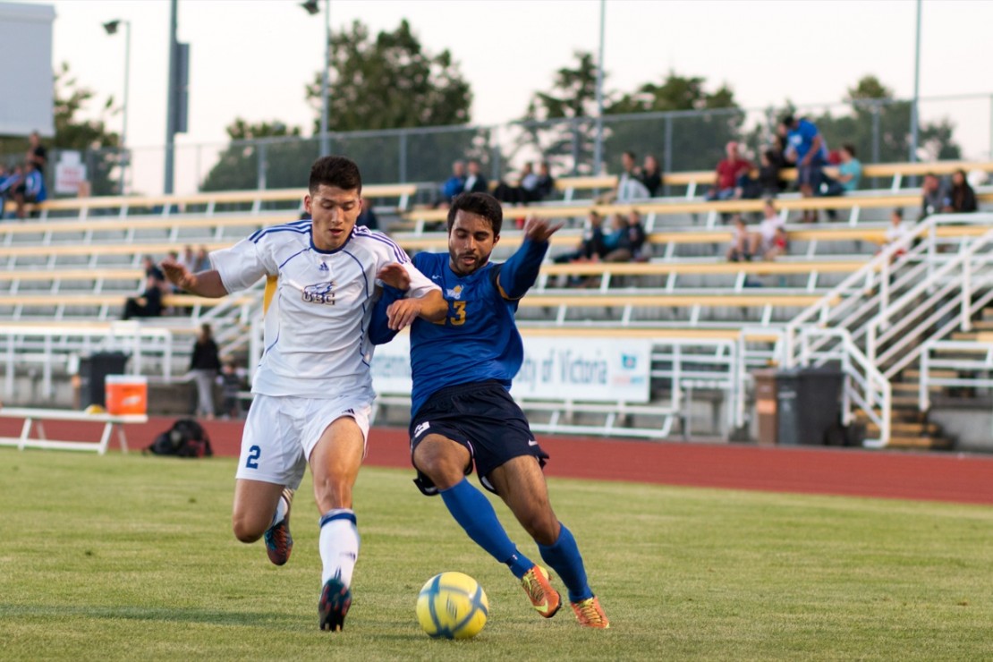 Tyler Mertens and Cam Hundal battle toe-to-toe for possession. –James Sturrock (photo)