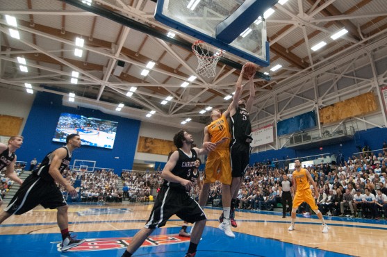 The Vikes suffered a disappointing defeat at the hands of the Carleton University Ravens on Friday. Photo by Hugo Wong via UVic Photo Services. 