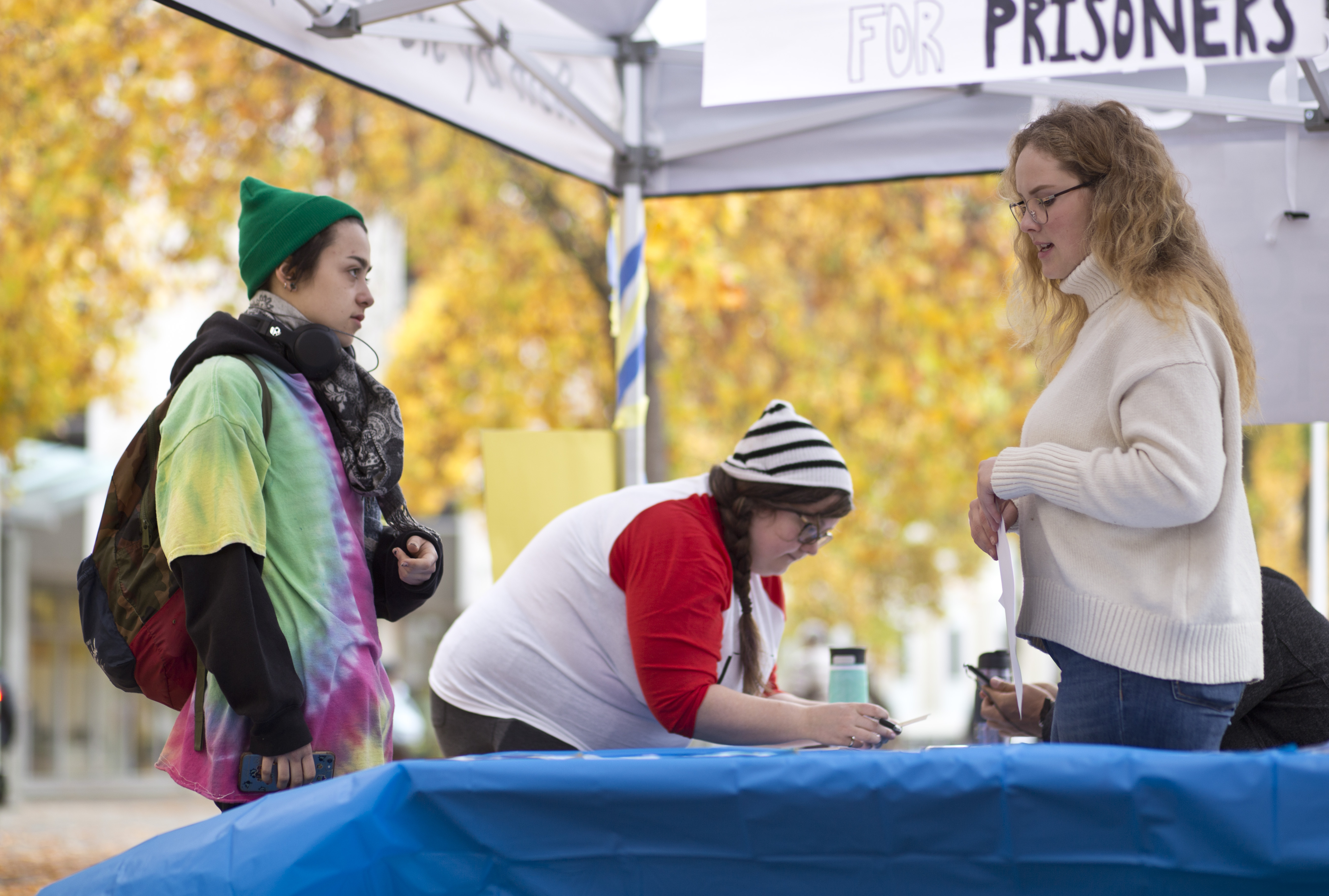 UVic students write Ukrainian prisoners messages of hope and solidarity