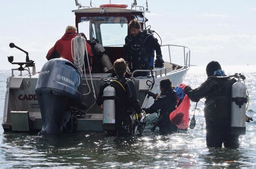 A group of people from Surfrider UVic cleaning a beach. Photo by Sophie Peters.