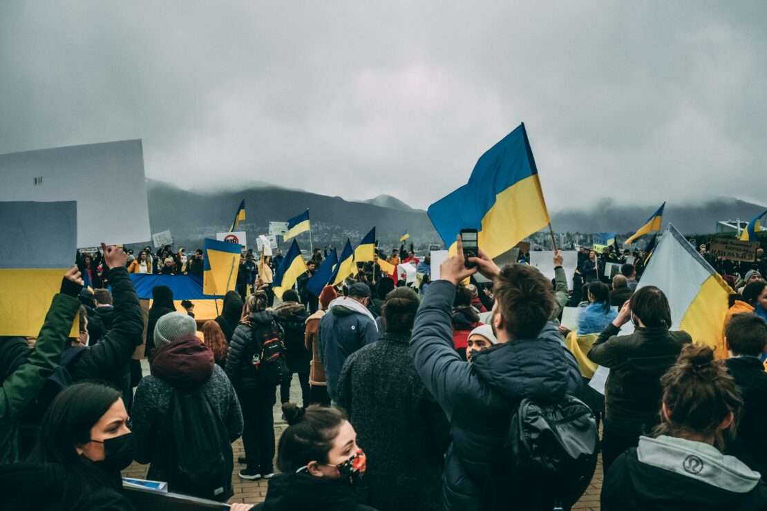 Vancouver Protesters raising the Ukraine flag.