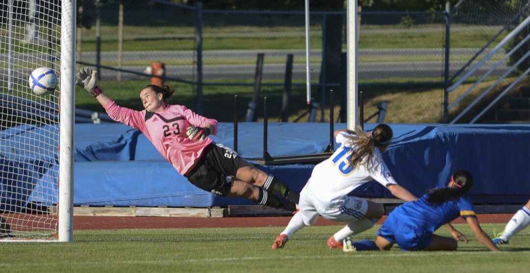 Season opening success for UVic women: Vikes win 2-1 against UBC